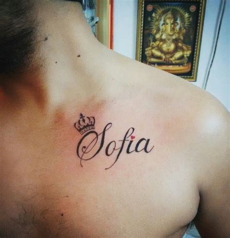 tatuajes de nombres en el pecho|Tatuajes de nombres: ideas y significado